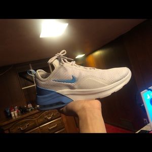Nike Air Max Motions 2